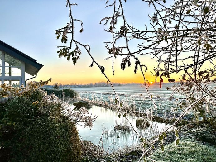 Großzügiges Architektenhaus (317m2) mit Schwimmteich, Feldrandlage u. Wellnessbereich – Sonnenaufgang