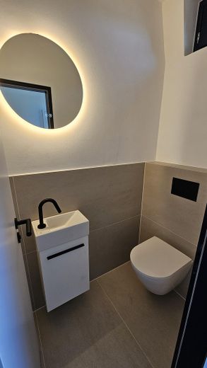 Neuwertiges Reihenmittelhaus mit PV-Anlage, Fußbodenheizung, neuem Dach, eigenem Garten & Garage – Gäste WC
