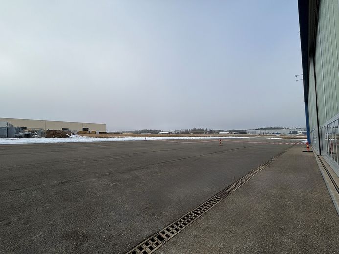Exklusiver Hangar mit Flugfeldzugang – Werkstatt, Büro & Vorfeld | Neuhausen ob Eck – Außenrollfeld zum Taxiway