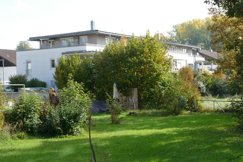 PROVISIONSFREI! Exklusives 4-Zimmer Penthouse in ruhiger Lage in Rosenheim Süd – Rückansicht Garten