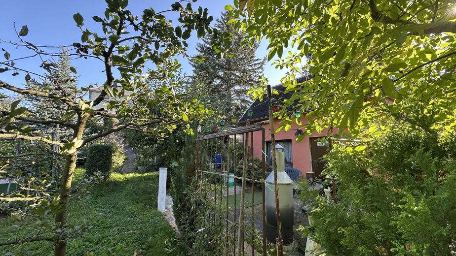 Eigenheim am SW-Stadtrand mit schönem Garten – am Gartenhäuschen