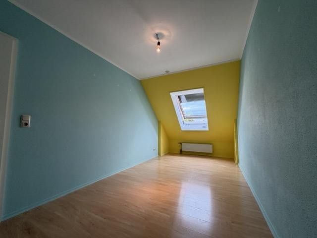 Modernes Familien-Reihenhaus in ruhiger Lage von Regensburg-Burgweinting – 6c_Zimmer Kind2 Dachfenster