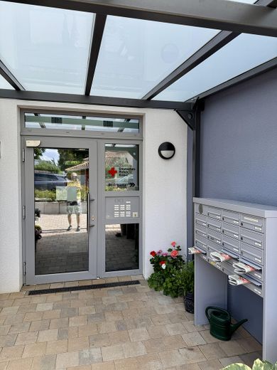 Zo goed als nieuw appartement in een meer-generatiewoning met garage, geschikt voor ouderen en drempelvrij – Hauseingang