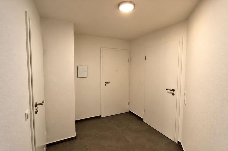 Schicke teilmöblierte 2 ZKB Whg mit EBK, nähe Bahnhof – Flur