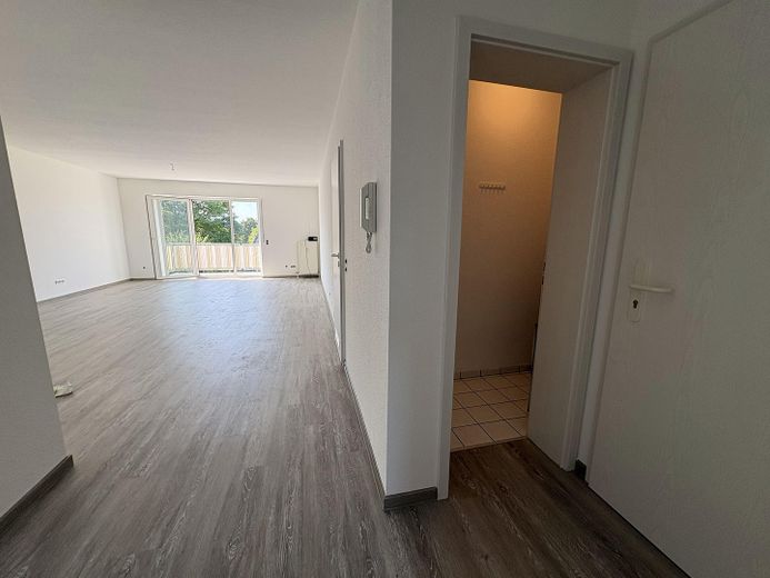 2-Zimmer-Wohnung, Balkon, Küche, Bad, HWR, Keller, nahe Südbahnhof – Blick auf Wohnzimmer/Vorratsra