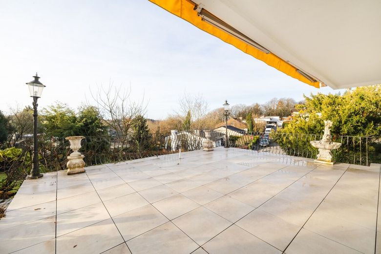 Helles, modernes Einfamiienhaus mit Terrasse - Balkon + Garten in Hümmerich - Preisreduzierung! – Überdachte Terrasse