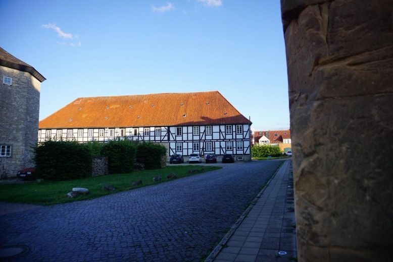 Klejnot u bram Hildesheim: pełne światła, ekskluzywne 4-pokojowe mieszkanie z kuchnią, łazienką i balkonem w dobrach klasztornych – Gutshaus