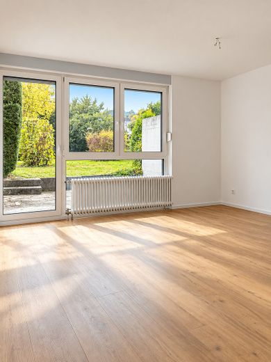 Provisionsfrei mit Stellplatz - Idyllisches Gartengeschoss mit Blick ins Grüne – Wohnzimmer