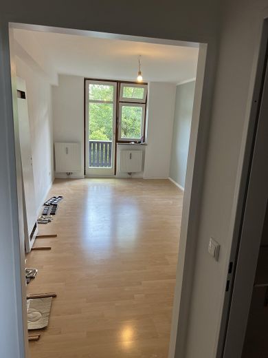 Renovierte 2-Zimmer-Wohnung mit neuem Bad, großem Südostbalkon & Aufzug – Foto 4