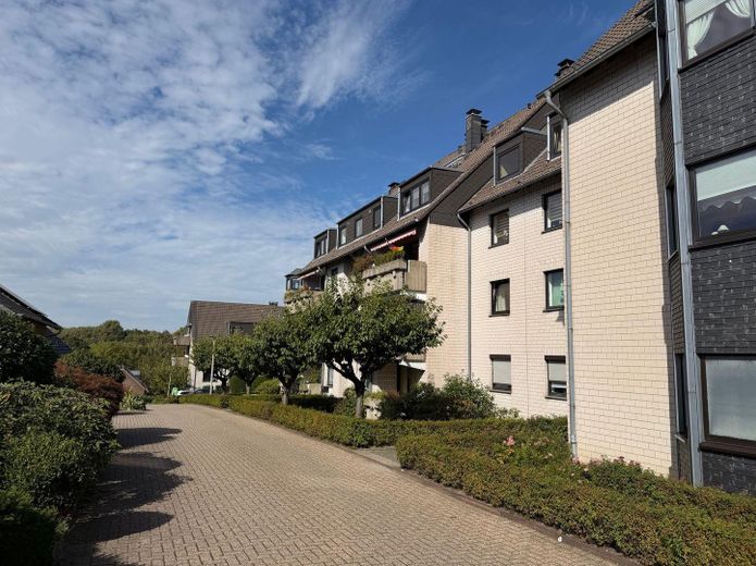 Maisonette di 5,5 locali con ampio soppalco, terrazza sul tetto e vista panoramica su Wülfrath - senza commissioni – Seitenansicht Haus