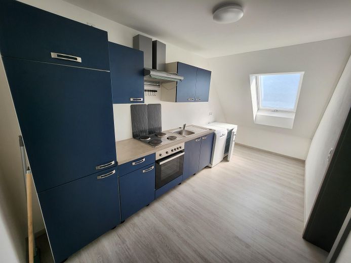 Sofort bezugsfrei! Moderne Dachgeschosswohnung mit Glasfaser, Balkon – inklusive Küchenzeile. – Küche 2
