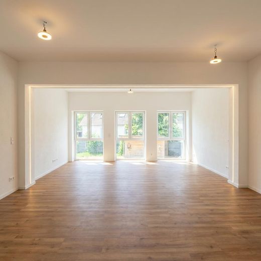 Charming 2.5-room apartment on the ground floor – other apartments available | KfW-55-EE – Wohn-/Esszimmer mit Küche