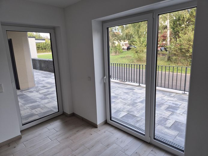 Piso de obra nueva de alta calidad en Wadern, 3zkb 120 m² EEK A+ – Tür Terrasse