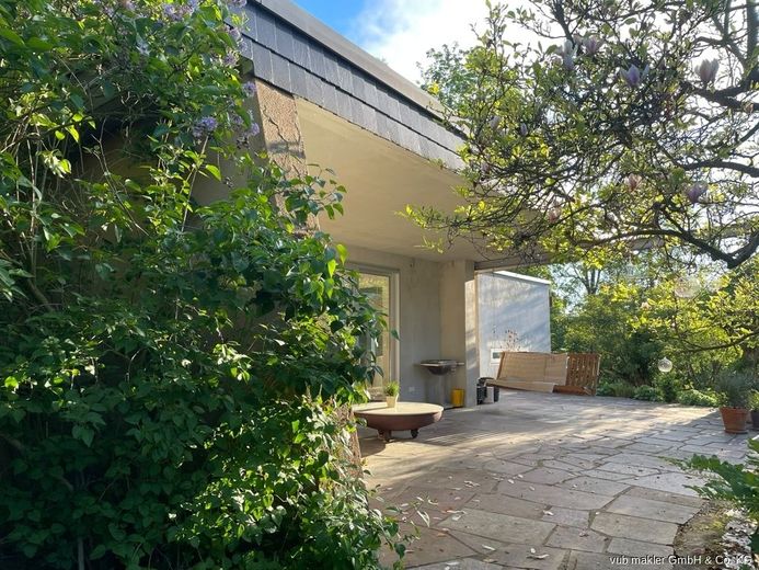 Rarität im Fichtelgebirge: Kernsanierter Bauhaus-Bungalow mit 163m² auf 7.500 m² Parkgrundstück – 05_Aussenansicht-Gartenseite-Glasfront