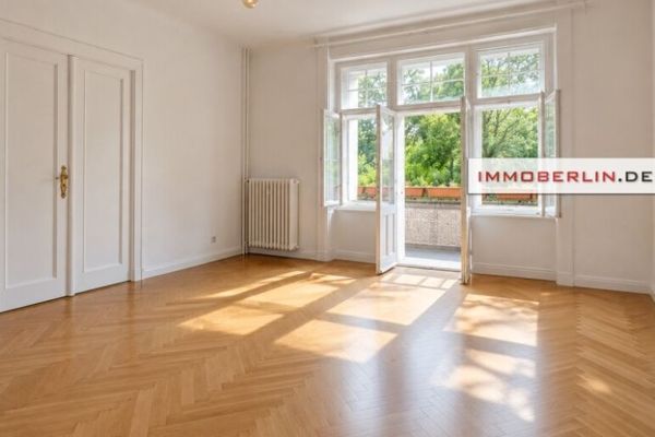 IMMOBERLIN.DE - Familienfreundliche Stuck-Altbauwohnung mit Balkon zur Parknatur