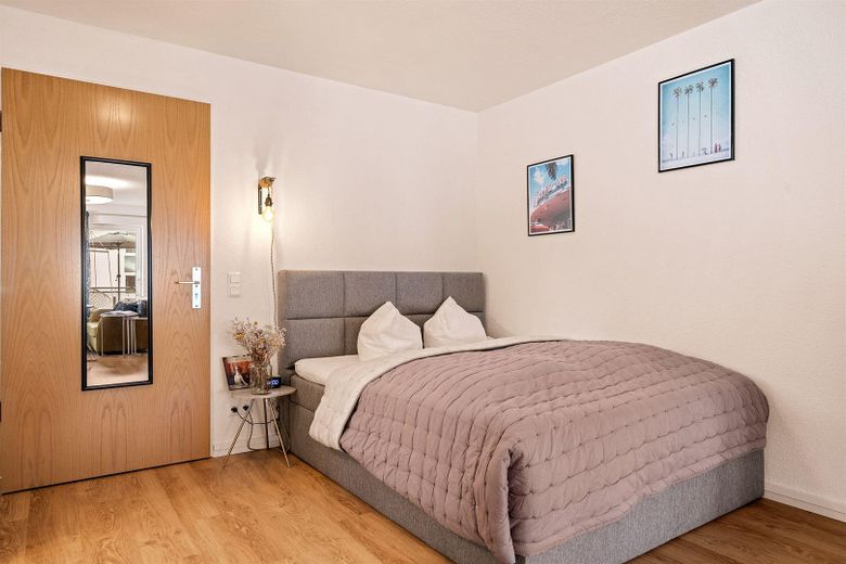 Tymczasowe zamieszkanie nad Jeziorem Bodeńskim: umeblowane mieszkanie 1-pokojowe, 1.000 € z opłatami, plaża w zasięgu spaceru – Schlafzimmer
