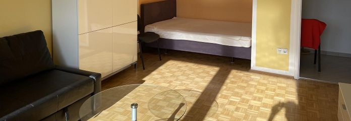Квартира у власність без комісії в Мюнхені-Богенгаузені – вільна для заселення одразу, ідеально для власного проживання – Wohnzimmer