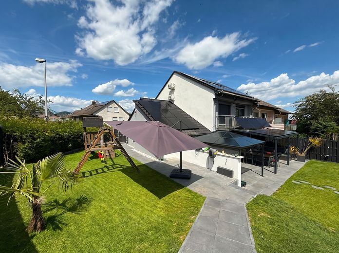 Casa a schiera terminale di lusso | 225 m² | Ristrutturata a nuovo nel 2025 | Classe A+ | FV + Swim Spa – Ansicht aus dem Westen