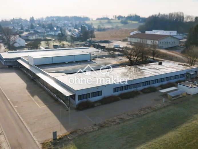 Gewerbehalle 6900 Qm mit Büro und Senitär, 128 Stellplätze seperate Bürogebäude 420 Qm zu verkaufen – Foto 1