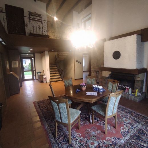 Detached residential house with open gallery and fireplace – Foto 6