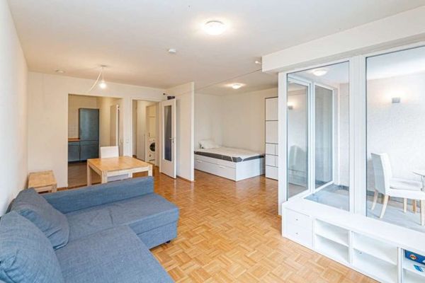 Mooi uitzicht! Appartement met balkon en conciërgeservice direct aan de Spree