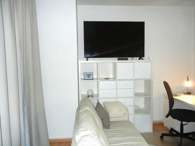 Wohnzimmer mit Couch u. TV