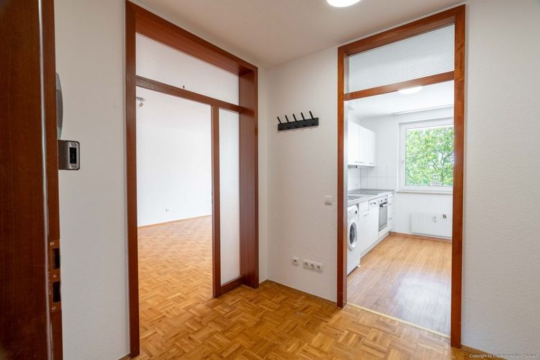 Bezugsfreie 2-Zimmer-Eigentumswohnung mit Sonnenloggia, Aufzug &amp; Tiefgarage – Diele
