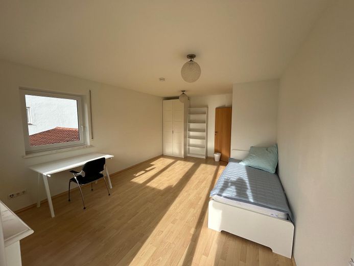 Zimmer ca. 21qm mit Balkon