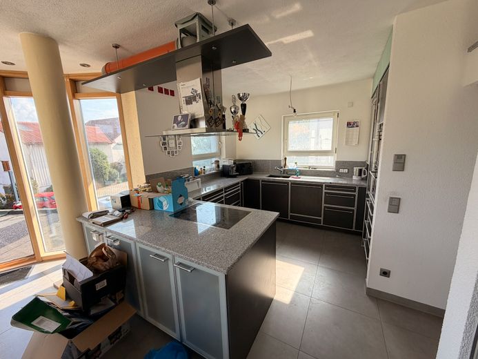 Dom jednorodzinny o wyjątkowej architekturze i dużym potencjale – Küche