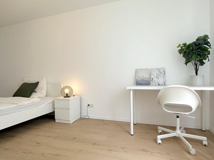 Möbliertes WG-Zimmer (15 m²) mit Loggia in Heidelberg-Emmertsgrund – Arbeitsplatz am Fenster