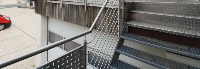 Piso vacío de 3 habitaciones con terraza en la azotea, garaje doble y plaza de aparcamiento exterior en Jettingen