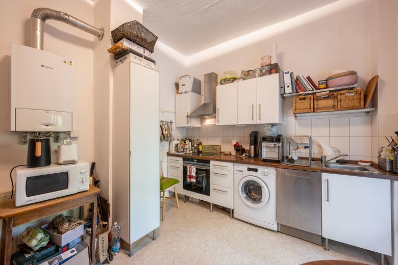 Provisionsfrei! Charmante vermietete 2-Zimmer-Altbau-Wohnung (ca.51 m²)+Balkon in der Südweststadt – Küche