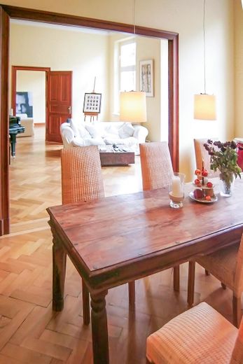 Düsseldorf'ta 2 balkonlu ve ankastre mutfaklı, özel ve hayranlık uyandıran 5 odalı eski bina dairesi – Blick vom Esszimmer