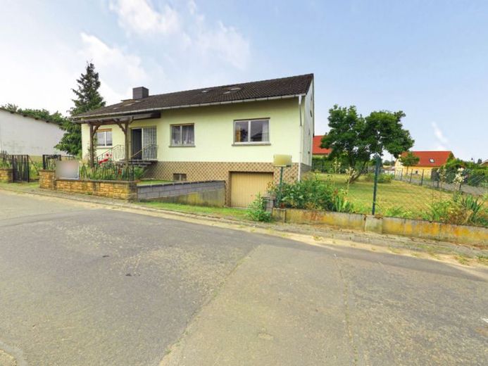 Große Halle und Einfamilienhaus auf schönem Grundstück in Feldrandlage – Foto 1