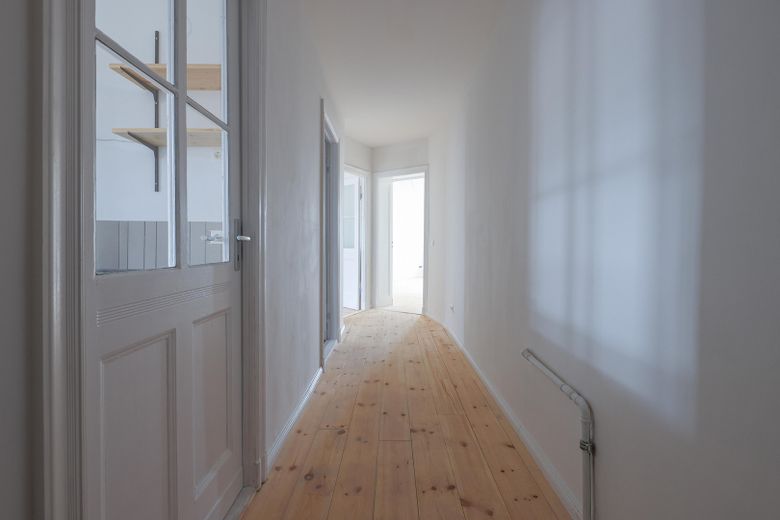 Kernsanierte Altbauwohnung mit Balkon am Schäfersee – Flur