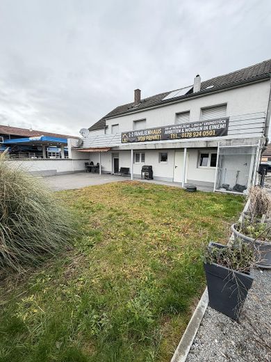 1–2 Familienhaus mit ca.300 m² Wfl.auf großzügigem 1.050-m²-Grundstück–ideal für Wohnen und Arbeiten – Hausansicht aus dem Garten 