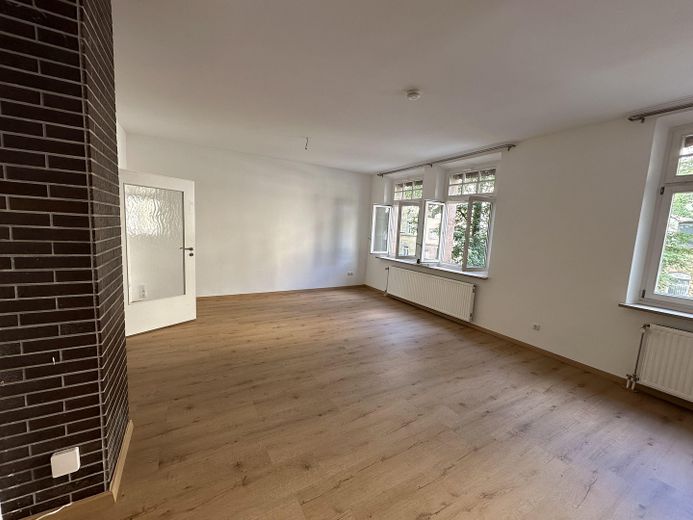 Geräumige 5-Zimmer-Wohnung in Toplage - einziehen und wohlfühlen – Wohnzimmer