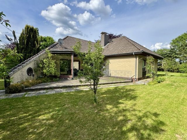 Gepflegter Bungalow mit Terrasse, Garten und Garage in Schalkholz zu verkaufen – Außenbereich mit Terrasse