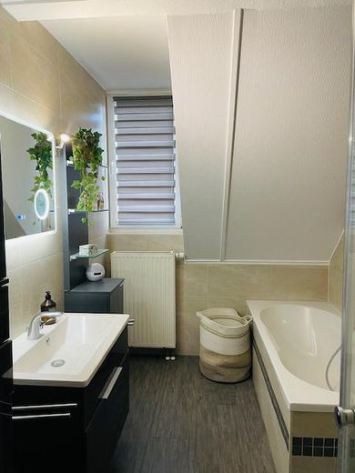 Charmante maison mitoyenne centrale – excellente desserte, modernisée et fibre optique – Badezimmer
