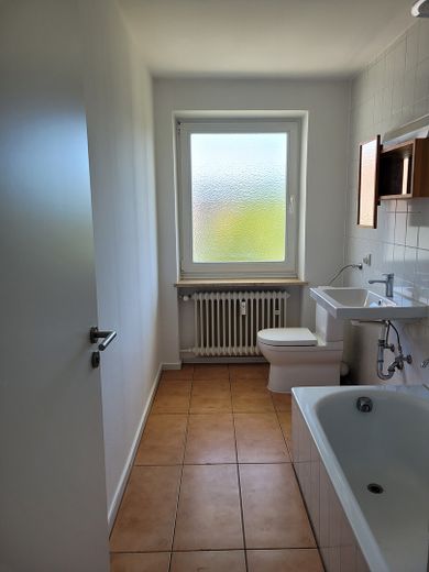 Sonniges Apartment nähe Tegernseer Platz (bezugsfrei) – Bad mit Fenster und Wanne