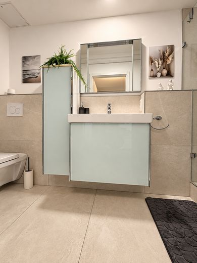 Stilvoll möblierte 2-Zimmer-Wohnung in Augsburg – komplett ausgestattet & sofort frei – Badezimmer