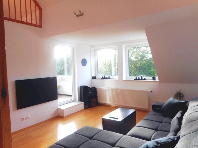 Helle voll möblierte Maisonette-Wohnung auf 2 Ebenen in ruhiger Lage in Hamburg-Eidelstedt – Wohnzimmer, Blick zur Loggia