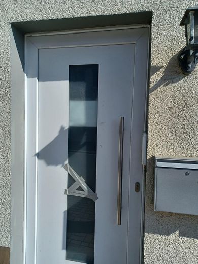 Rentables Mehrfamilienhaus mit vielen Möglichkeiten – Erneuerte Hauseingangstüren
