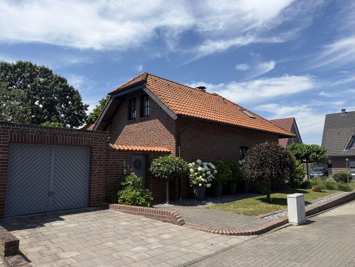 Gehobenes Ein- / Zweifamilienhaus im Landhausstil in ruhiger Lage – Außenansicht 3