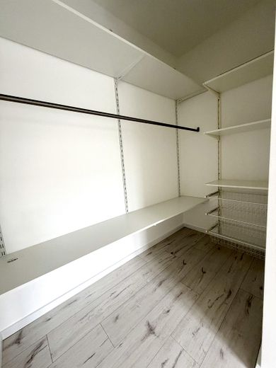 225 qm Familienglück auf 2 Ebenen + Toller Garten, Sauna & Kamin – Ankleidezimmer