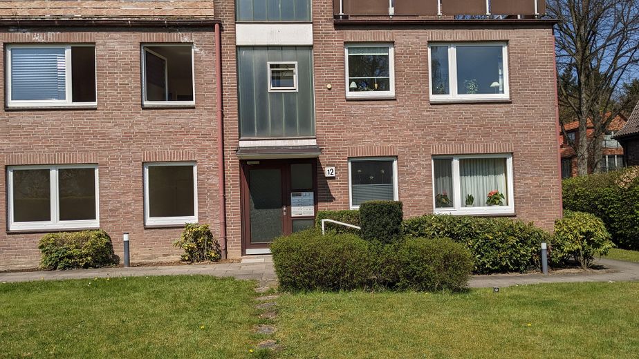 Затишна квартира на 2,5 кімнати з балконом і користуванням садом – Wohnhaus, Eingangsseite