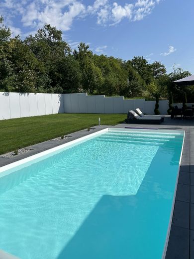 Wohnen & Arbeiten auf höchstem Niveau-voll ausgestattete Werkstatt, Pool & minimale Betriebskosten – Beheizter Außenpool