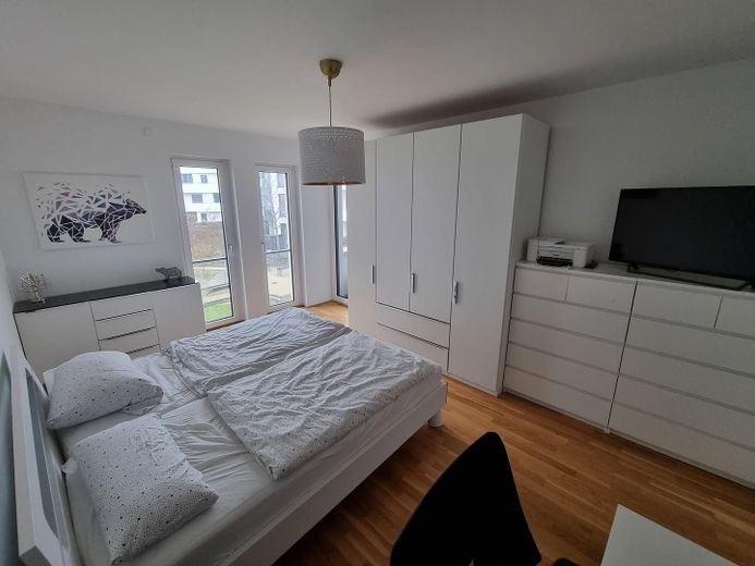 Neuwertige, hochwertige 2-Zimmer-Wohnung mit EBK & TG-Stellplatz in Ffm-Riedberg – Schlafzimmer