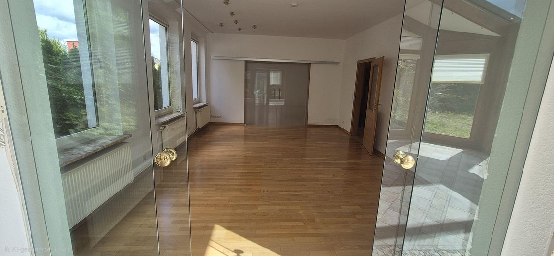 120 m² का गर्म विंटरगार्डन, टैरेस और बगीचे सहित – Schleswig में असाधारण अपार्टमेंट – Wohnzimmer