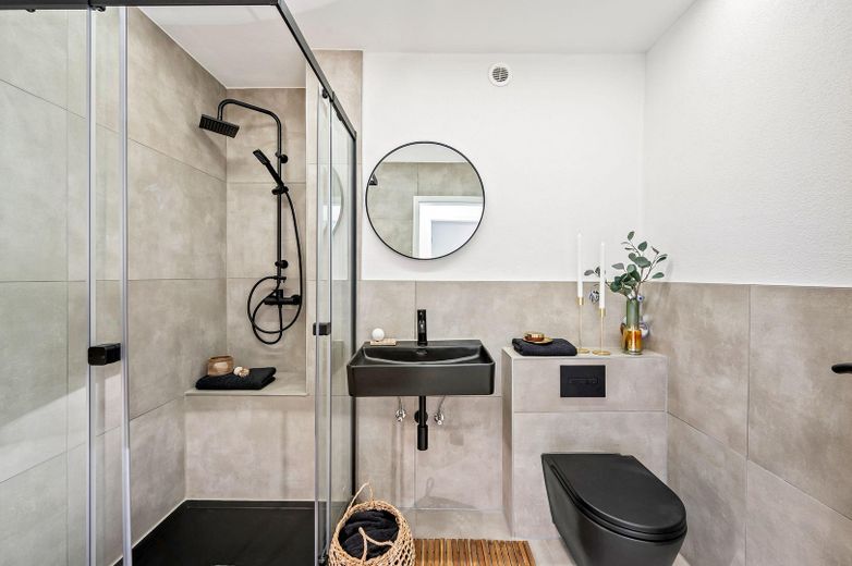 Fantásticamente modernizado: apartamento en propiedad de 3 habitaciones en ubicación céntrica - sin comisión – Badezimmer